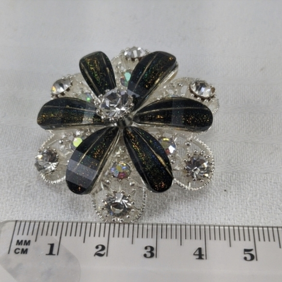 🇨🇦 Diamanté and Shimmering Glass Brooch - Picture 7 of 7